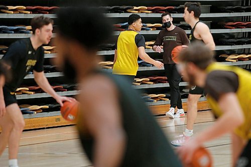 JOHN WOODS / WINNIPEG FREE PRESS
Kirby Schepp, U of MB Bisons coach, coaches his team on the practice court at the university Tuesday, January 4, 2022. The Bisons mens basketball team has two players isolating.

Re: Sawatzky