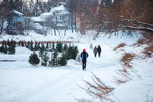 MIKAELA MACKENZIE / WINNIPEG FREE PRESS

Folks walk past the Christmas trees repurposed as windbreaks at the Wolseley Winter Wonderland on the Assiniboine River in Winnipeg on Wednesday, Jan. 5, 2022. For Malak story.
Winnipeg Free Press 2022.