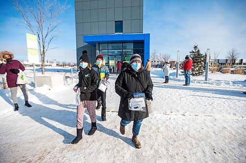 MIKAELA MACKENZIE / WINNIPEG FREE PRESS

Folks walk out with rapid tests at the U of M COVID-19 testing site in Winnipeg on Thursday, Jan. 6, 2022. For Danielle story.
Winnipeg Free Press 2022.