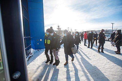 MIKAELA MACKENZIE / WINNIPEG FREE PRESS

Folks line up for rapid tests at the U of M COVID-19 testing site in Winnipeg on Thursday, Jan. 6, 2022. For Danielle story.
Winnipeg Free Press 2022.