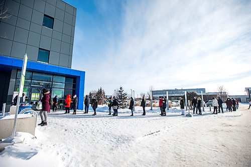 MIKAELA MACKENZIE / WINNIPEG FREE PRESS

Folks line up for rapid tests at the U of M COVID-19 testing site in Winnipeg on Thursday, Jan. 6, 2022. For Danielle story.
Winnipeg Free Press 2022.