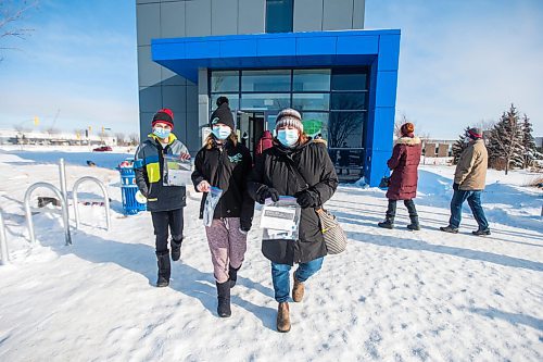 MIKAELA MACKENZIE / WINNIPEG FREE PRESS

Folks walk out with rapid tests at the U of M COVID-19 testing site in Winnipeg on Thursday, Jan. 6, 2022. For Danielle story.
Winnipeg Free Press 2022.