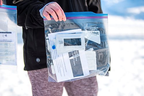 MIKAELA MACKENZIE / WINNIPEG FREE PRESS

Folks walk out with rapid tests at the U of M COVID-19 testing site in Winnipeg on Thursday, Jan. 6, 2022. For Danielle story.
Winnipeg Free Press 2022.