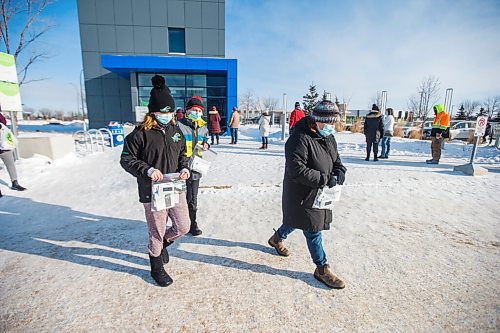 MIKAELA MACKENZIE / WINNIPEG FREE PRESS

Folks walk out with rapid tests at the U of M COVID-19 testing site in Winnipeg on Thursday, Jan. 6, 2022. For Danielle story.
Winnipeg Free Press 2022.