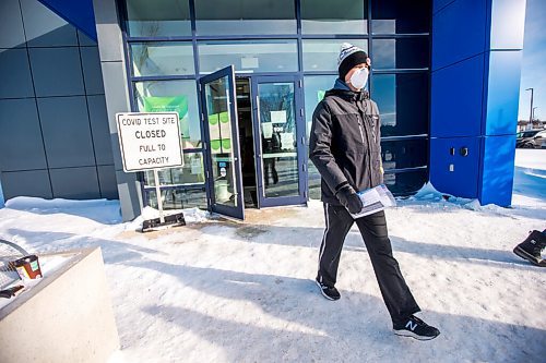 MIKAELA MACKENZIE / WINNIPEG FREE PRESS

Jordan Wieler walks out with a rapid test at the U of M COVID-19 testing site in Winnipeg on Thursday, Jan. 6, 2022. For Danielle story.
Winnipeg Free Press 2022.