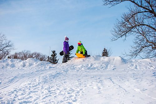 MIKAELA MACKENZIE / WINNIPEG FREE PRESS

Isla (nine, left) and Grace (11) Hill go sledding in Churchill Drive Park in Winnipeg on Thursday, Jan. 6, 2022. Standup.
Winnipeg Free Press 2022.