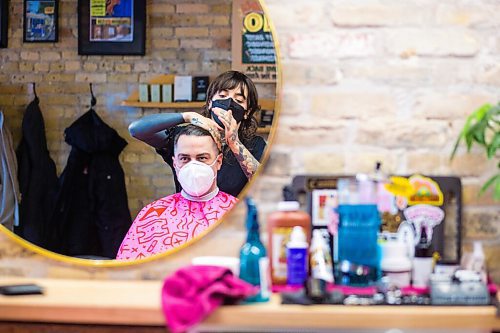 MIKAELA MACKENZIE / WINNIPEG FREE PRESS

Cait Bousfield cuts Blair Doell's hair at Good Fortune Barbershop in Winnipeg on Friday, Jan. 7, 2022. For Dave Sanderson story.
Winnipeg Free Press 2022.