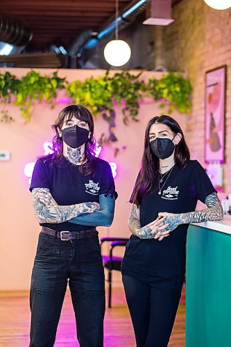 MIKAELA MACKENZIE / WINNIPEG FREE PRESS

Cait Bousfield (left) and Sam Rivait pose for a portrait at Good Fortune Barbershop in Winnipeg on Friday, Jan. 7, 2022. For Dave Sanderson story.
Winnipeg Free Press 2022.