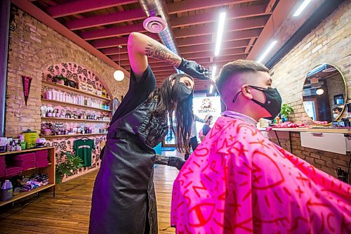 MIKAELA MACKENZIE / WINNIPEG FREE PRESS

Sam Rivait cuts Brendyn Funk's hair at Good Fortune Barbershop in Winnipeg on Friday, Jan. 7, 2022. For Dave Sanderson story.
Winnipeg Free Press 2022.