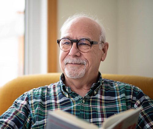 JESSICA LEE / WINNIPEG FREE PRESS

Wilson Anderson, one of many Manitobans waiting for cataract surgery, is photographed in his home on January 7, 2022. He says his reading of books is down and so is the number of times he walks his two dogs.

Reporter: Kevin









