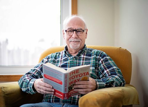 JESSICA LEE / WINNIPEG FREE PRESS
Wilson Anderson, one of many Manitobans waiting for cataract surgery, is photographed in his home on January 7, 2022. He says his reading of books is down and so is the number of times he walks his two dogs.
Reporter: Kevin