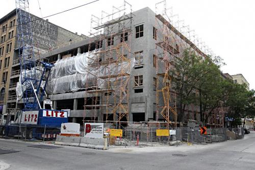 BORIS.MINKEVICH@FREEPRESS.MB.CA  100630 BORIS MINKEVICH / WINNIPEG FREE PRESS Parking Garage buing built on the corner of McDermot and King. BIZ STORY.