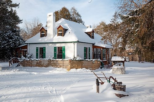 MIKE DEAL / WINNIPEG FREE PRESS
The Thomas Bunn House bed and breakfast is a designated historic site built in 1862. Owners, Bev and Fraser Stewart, continue to do all they can to maintain, reclaim and preserve its history while sharing it with others.
See Janine LeGal Green Page story
220110 - Monday, January 10, 2022.