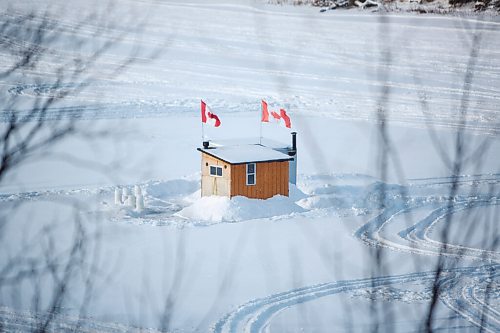 MIKE DEAL / WINNIPEG FREE PRESS
Ice-fishing huts dot the frozen Red River close to Selkirk, MB.
220110 - Monday, January 10, 2022.