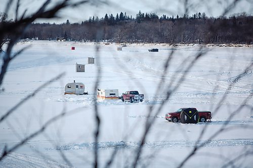 MIKE DEAL / WINNIPEG FREE PRESS
Ice-fishing huts dot the frozen Red River close to Selkirk, MB.
220110 - Monday, January 10, 2022.