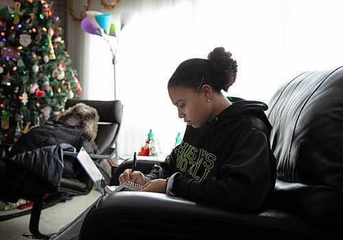JESSICA LEE / WINNIPEG FREE PRESS

Ebony Furst, a grade 11 student at College Sturgeon Heights Collegiate, does her math homework after school at her aunts house on January 10, 2022. It is the first day students are back to remote learning. Her school uses Microsoft Teams to organize the students learning.

Reporter: Maggie









