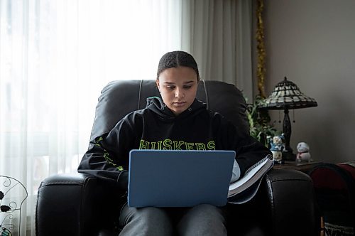 JESSICA LEE / WINNIPEG FREE PRESS

Ebony Furst, a grade 11 student at College Sturgeon Heights Collegiate, does her math homework after school at her aunts house on January 10, 2022. It is the first day students are back to remote learning. Her school uses Microsoft Teams to organize the students learning.

Reporter: Maggie









