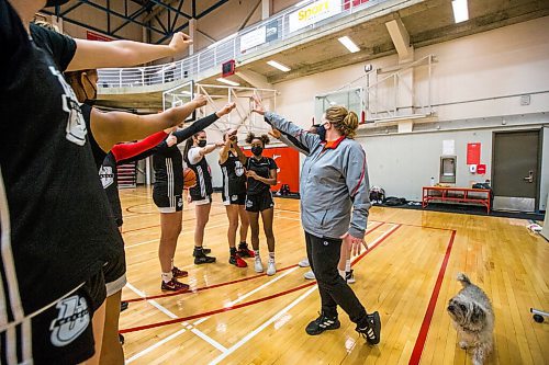 MIKAELA MACKENZIE / WINNIPEG FREE PRESS

Coach Tanya McKay talks to the team at U of W womens basketball practice in Winnipeg on Monday, Jan. 10, 2022. For Mike Sawatzky story.
Winnipeg Free Press 2022.