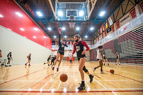 MIKAELA MACKENZIE / WINNIPEG FREE PRESS

U of W womens basketball team practice in Winnipeg on Monday, Jan. 10, 2022. For Mike Sawatzky story.
Winnipeg Free Press 2022.