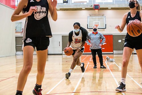 MIKAELA MACKENZIE / WINNIPEG FREE PRESS

Deb Nkaisi at U of W womens basketball team practice in Winnipeg on Monday, Jan. 10, 2022. For Mike Sawatzky story.
Winnipeg Free Press 2022.