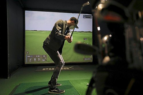 RUTH BONNEVILLE / WINNIPEG FREE PRESS
SPORTS - golf simulators
Photos taken at Rossmere Golf & Country Club, in one of their Golf Simulator booths (Sim Shack) as reporter Taylor Allen tries it out.
Story on the local virtual golf scene in Winnipeg. Is it seeing a boom because of COVID?
Taylor Allen story
Jan 10th, 2022