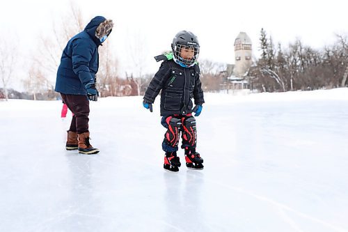 RUTH BONNEVILLE / WINNIPEG FREE PRESS

Weather standup

Asher Bataller (4yrs), with his dad close by,  takes baby steps along the ice at the Duck Pond Tuesday. His family decided to take advantage of the warmer weather to get outside after being inside during the long stretch of cold weather over the past few weeks. 

Jan 11th,  2022

