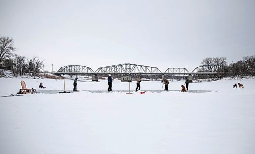 JESSICA LEE / WINNIPEG FREE PRESS

A family enjoys the ice on the Red River near Redwood Park on January 11, 2022.








