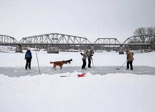 JESSICA LEE / WINNIPEG FREE PRESS

A family enjoys the ice on the Red River near Redwood Park on January 11, 2022.








