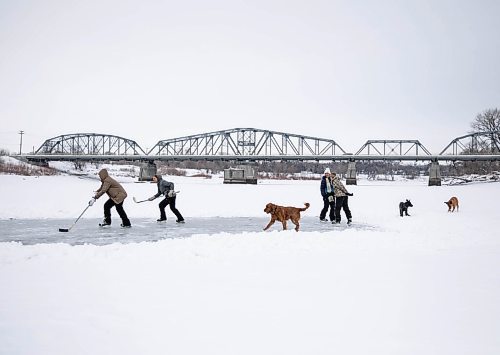 JESSICA LEE / WINNIPEG FREE PRESS

A family enjoys the ice on the Red River near Redwood Park on January 11, 2022.








