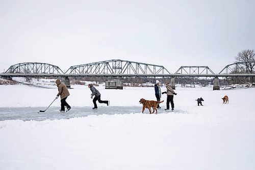 JESSICA LEE / WINNIPEG FREE PRESS

A family enjoys the ice on the Red River near Redwood Park on January 11, 2022.








