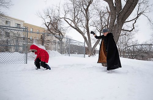 JESSICA LEE / WINNIPEG FREE PRESS

Andy Toole and son Quinn have a friendly snowball fight in Redwood Park on January 11, 2022 while waiting for Quinns mom to finish a job interview.





