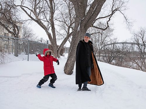 JESSICA LEE / WINNIPEG FREE PRESS

Andy Toole and son Quinn have a friendly snowball fight in Redwood Park on January 11, 2022 while waiting for Quinns mom to finish a job interview.








