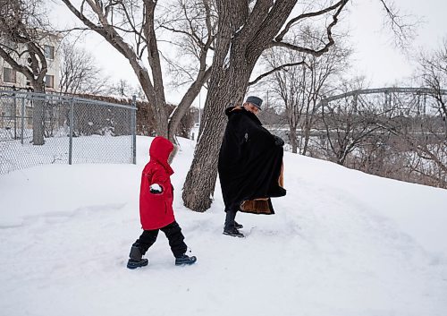 JESSICA LEE / WINNIPEG FREE PRESS

Andy Toole and son Quinn have a friendly snowball fight in Redwood Park on January 11, 2022 while waiting for Quinns mom to finish a job interview.




