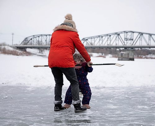 JESSICA LEE / WINNIPEG FREE PRESS

Irelyn Davey, 4, gets help from mom Amy while walking on the ice on the Red River near Redwood Park on January 11, 2022. 









