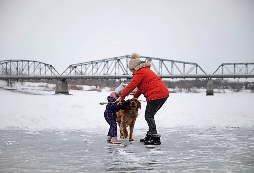 JESSICA LEE / WINNIPEG FREE PRESS

Irelyn Davey, 4, gets help from mom Amy and dog while walking on the ice on the Red River near Redwood Park on January 11, 2022. 










