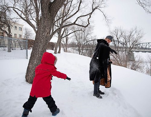 JESSICA LEE / WINNIPEG FREE PRESS

Andy Toole and son Quinn have a friendly snowball fight in Redwood Park on January 11, 2022 while waiting for Quinns mom to finish a job interview.





