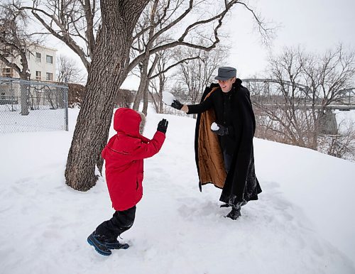 JESSICA LEE / WINNIPEG FREE PRESS

Andy Toole and son Quinn have a friendly snowball fight in Redwood Park on January 11, 2022 while waiting for Quinns mom to finish a job interview.




