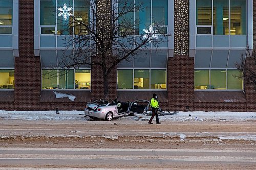 MIKE DEAL / WINNIPEG FREE PRESS
a serious single-vehicle crash on northbound Main Street between Assiniboine Avenue and Broadway closed the road to traffic early Wednesday morning.
220112 - Wednesday, January 12, 2022.