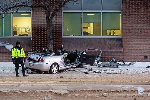 MIKE DEAL / WINNIPEG FREE PRESS
a serious single-vehicle crash on northbound Main Street between Assiniboine Avenue and Broadway closed the road to traffic early Wednesday morning.
220112 - Wednesday, January 12, 2022.