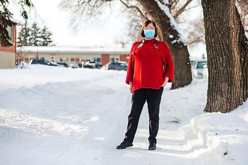 MIKAELA MACKENZIE / WINNIPEG FREE PRESS

Dr. Donna Neufeld poses for a portrait in Morden on Wednesday, Jan. 12, 2022. For Malak story.
Winnipeg Free Press 2022.