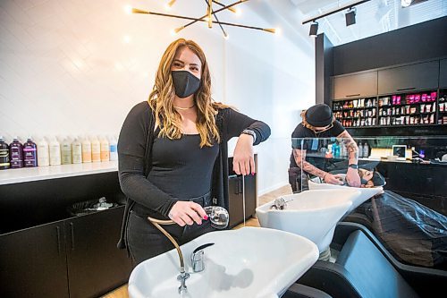 MIKAELA MACKENZIE / WINNIPEG FREE PRESS

Colleen Lamirande, Verde Salons director of education and business development, shows an Ecohead, which reduces water usage, at the certified carbon neutral salon in Winnipeg on Wednesday, Jan. 12, 2022. For Gabby story.
Winnipeg Free Press 2022.