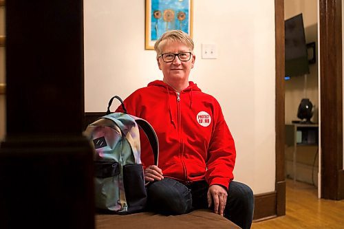 MIKAELA MACKENZIE / WINNIPEG FREE PRESS

Luanne Karn, member of Safe September MB, poses for a portrait in her home in Winnipeg on Thursday, Jan. 13, 2022. For Maggie story.
Winnipeg Free Press 2022.