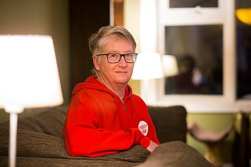 MIKAELA MACKENZIE / WINNIPEG FREE PRESS

Luanne Karn, member of Safe September MB, poses for a portrait in her home in Winnipeg on Thursday, Jan. 13, 2022. For Maggie story.
Winnipeg Free Press 2022.