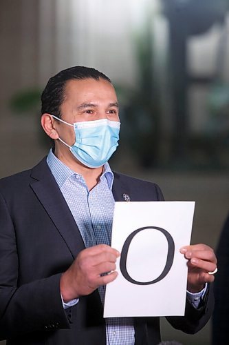 MIKE DEAL / WINNIPEG FREE PRESS
Wab Kinew, Leader of the Manitoba NDP, holds up the Greek symbol for Omicron during a press conference with Malaya Marcelino, MLA for Notre Dame and Critic for Status of Women, and Adrien Sala, MLA for St. James, during a press conference in the Rotunda at the Manitoba Legislative building Friday morning.
See Carol Sanders story
220114 - Friday, January 14, 2022.