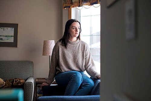 MIKAELA MACKENZIE / WINNIPEG FREE PRESS

Erica Silk, who found the virus minor but the public-health system confusing, poses for a portrait in her home in Winnipeg on Friday, Jan. 14, 2022. For Danielle/Dylan story.
Winnipeg Free Press 2022.