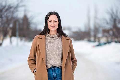 MIKAELA MACKENZIE / WINNIPEG FREE PRESS

Erica Silk, who found the virus minor but the public-health system confusing, poses for a portrait outside her home in Winnipeg on Friday, Jan. 14, 2022. For Danielle/Dylan story.
Winnipeg Free Press 2022.