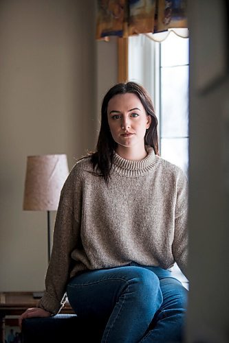 MIKAELA MACKENZIE / WINNIPEG FREE PRESS

Erica Silk, who found the virus minor but the public-health system confusing, poses for a portrait in her home in Winnipeg on Friday, Jan. 14, 2022. For Danielle/Dylan story.
Winnipeg Free Press 2022.