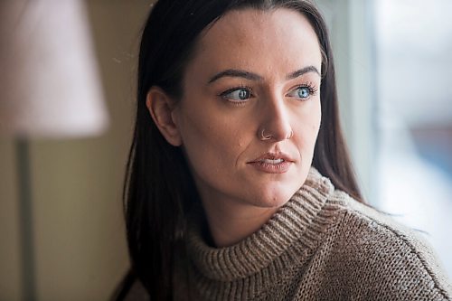 MIKAELA MACKENZIE / WINNIPEG FREE PRESS

Erica Silk, who found the virus minor but the public-health system confusing, poses for a portrait in her home in Winnipeg on Friday, Jan. 14, 2022. For Danielle/Dylan story.
Winnipeg Free Press 2022.