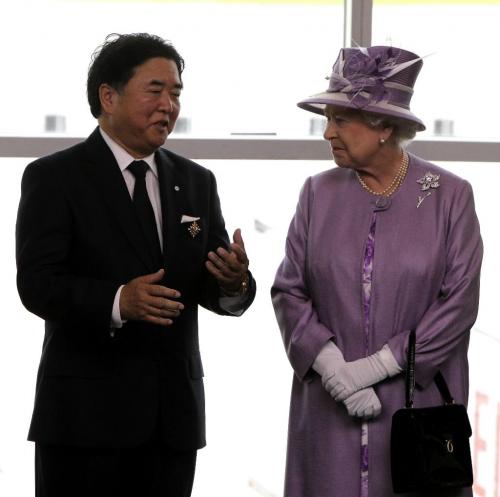 MIKE.DEAL@FREEPRESS.MB.CA 100703 - Saturday, July 03, 2010 -  Her Majesty Queen Elizabeth II arrives at the James Armstrong Richardson International Airport in Winnipeg, MB. Queen Elizabeth II and His Honour the Honourable Philip S. Lee the Lieutenant Governor of Manitoba chat prior to the main presentation. MIKE DEAL / WINNIPEG FREE PRESS