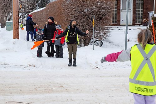 MIKE DEAL / WINNIPEG FREE PRESS
Tiffany Munro and her two children, Ayden, 8, and Maverick, 5, head to school Monday morning.
Parents drop off kids at Carpathia School, 300 Carpathia Road, Monday morning. 
See Maggie Macintosh story
220117 - Monday, January 17, 2022.